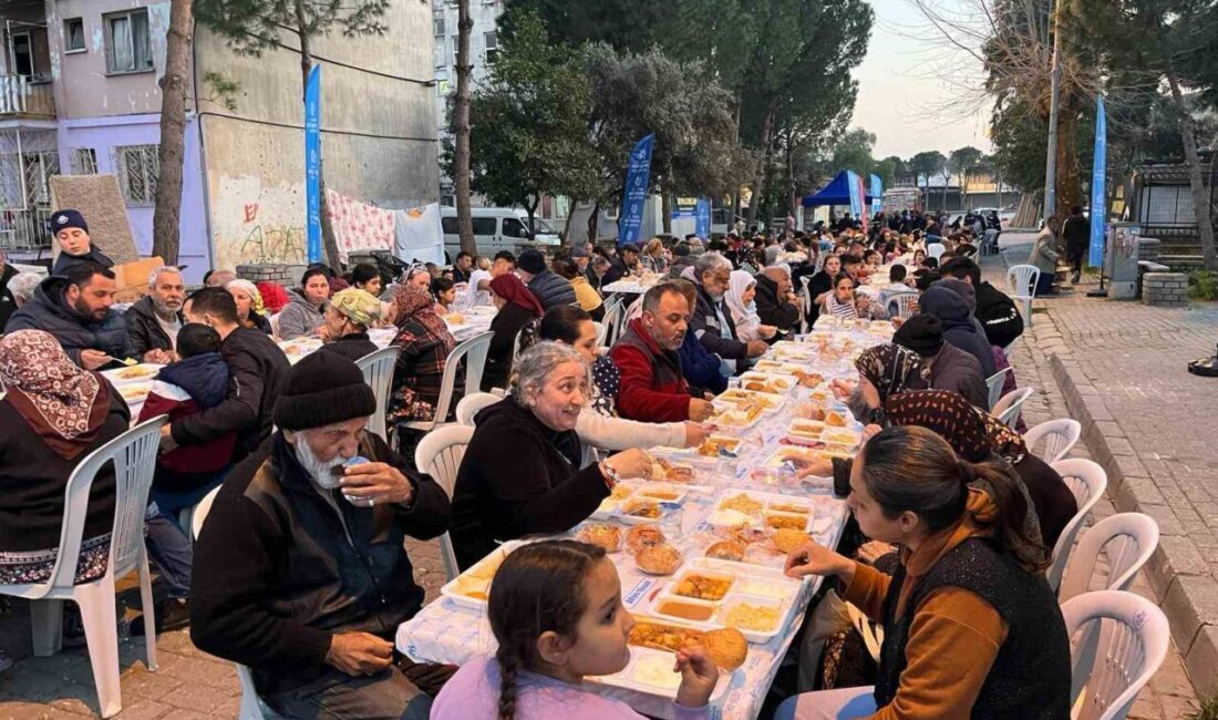 Aydın Büyükşehir Belediyesi’nin iftar sofralarında bir araya gelen vatandaşlar, dualarla