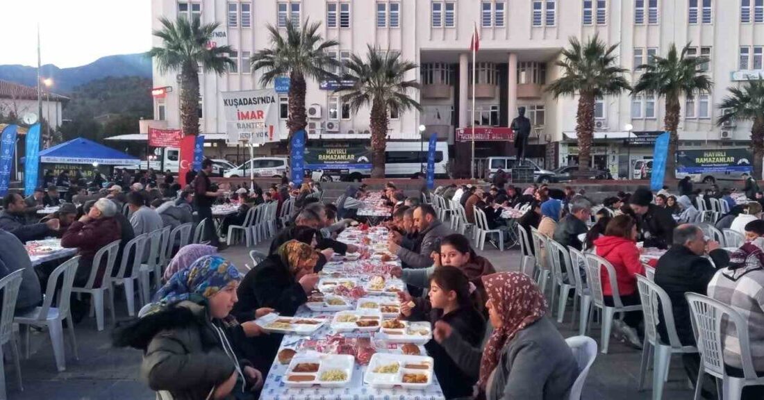 Aydın Büyükşehir Belediyesi’nin iftar sofralarında bir araya gelen vatandaşlar, dualarla