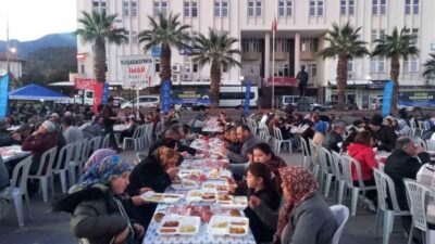 Aydın Büyükşehir Belediyesi’nin iftar sofralarında bir araya gelen vatandaşlar, dualarla