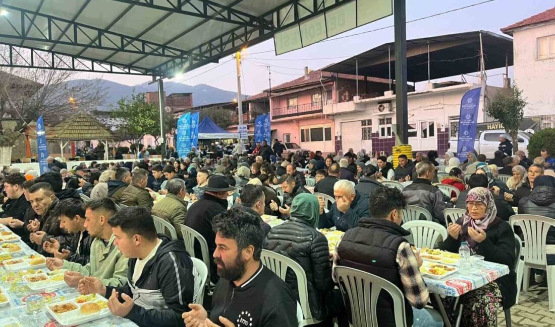 Aydın Büyükşehir Belediyesi’nin iftar sofralarında bir araya gelen vatandaşlar, oruçlarını