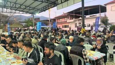 Aydın Büyükşehir Belediyesi’nin iftar sofralarında bir araya gelen vatandaşlar, oruçlarını