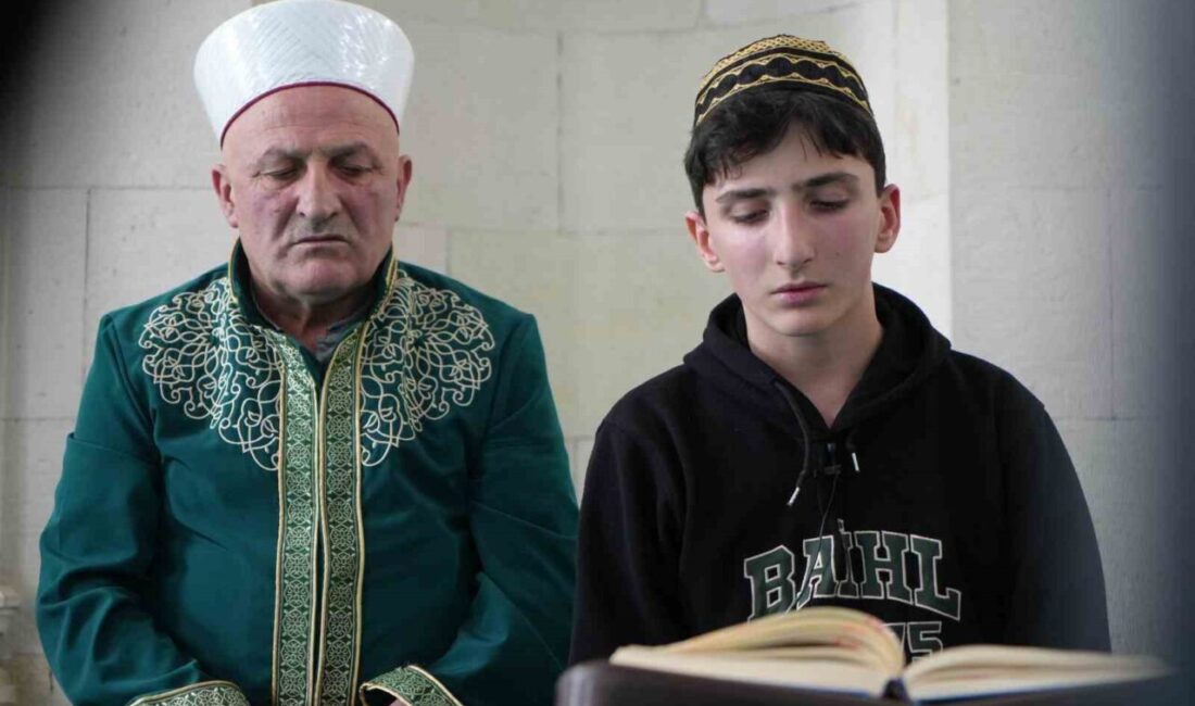 15 yaşındaki Bayburtlu hafız Yusuf Aslan, tarihi Yakutiye Camii’nde mukabele