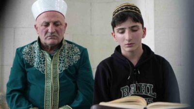 15 yaşındaki Bayburtlu hafız Yusuf Aslan, tarihi Yakutiye Camii’nde mukabele