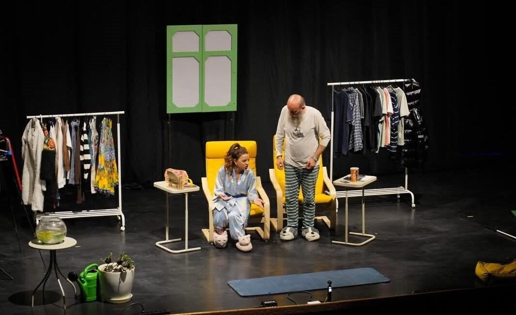 Balıkesir’in Ayvalık ilçesinde sahnelenen “Hangisi Gerçek?” adlı tek perdelik komedi