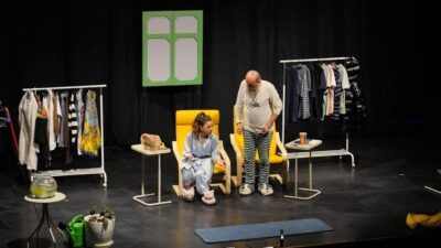 Balıkesir’in Ayvalık ilçesinde sahnelenen “Hangisi Gerçek?” adlı tek perdelik komedi