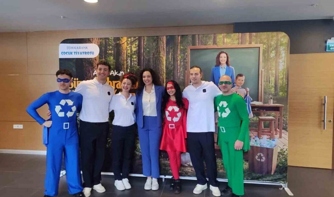 “Süper Kahramanlar: Dünyamızı Koruyoruz” adlı tiyatro oyunu Sinop’ta minik izleyicilerle