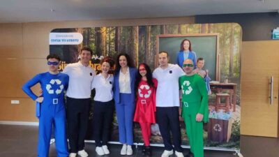 “Süper Kahramanlar: Dünyamızı Koruyoruz” adlı tiyatro oyunu Sinop’ta minik izleyicilerle