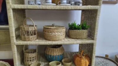 Samsun’un Bafra ilçesinde kursiyerler, atık kağıtlar ve eskimiş eşyaları yeniden