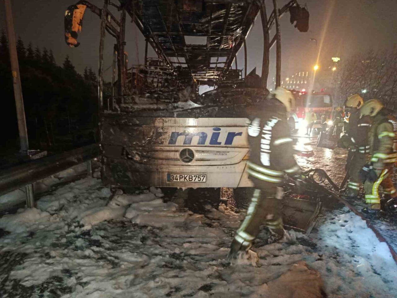 Bağcılar TEM otoyolu İSTOÇ önünde, seyir halindeki yolcu otobüsünde yangın