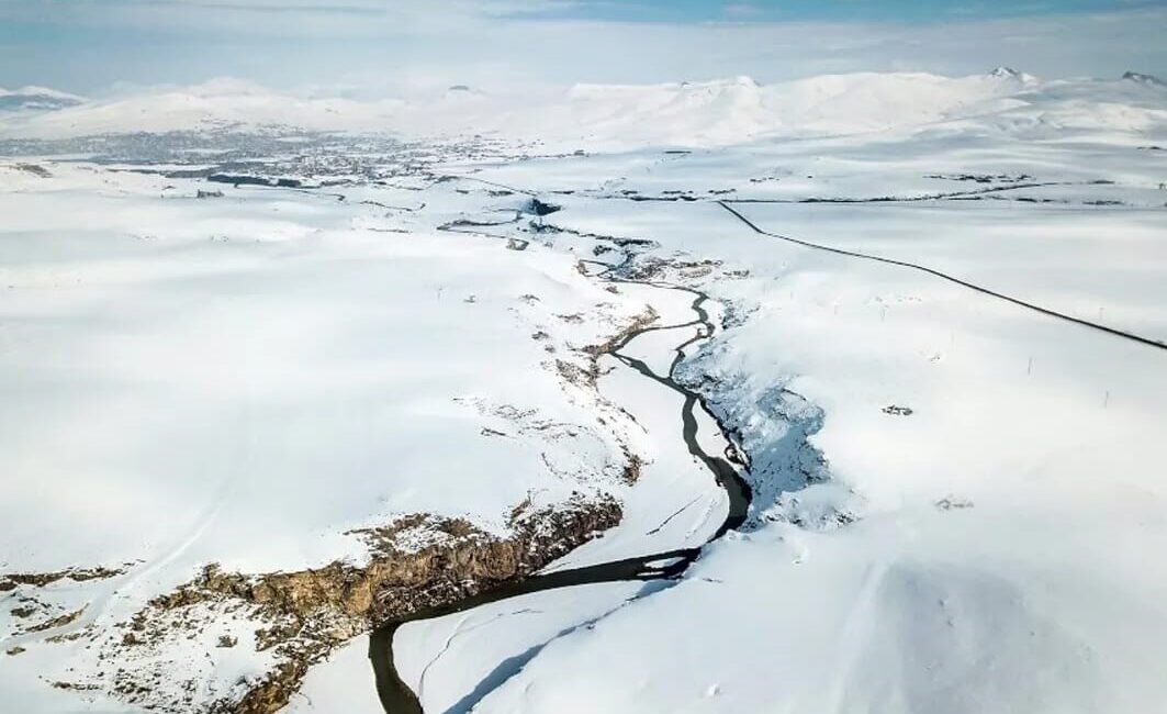 Ağrı’nın Diyadin ilçesinde bahar havası beklenirken etkili olan kar yağışı