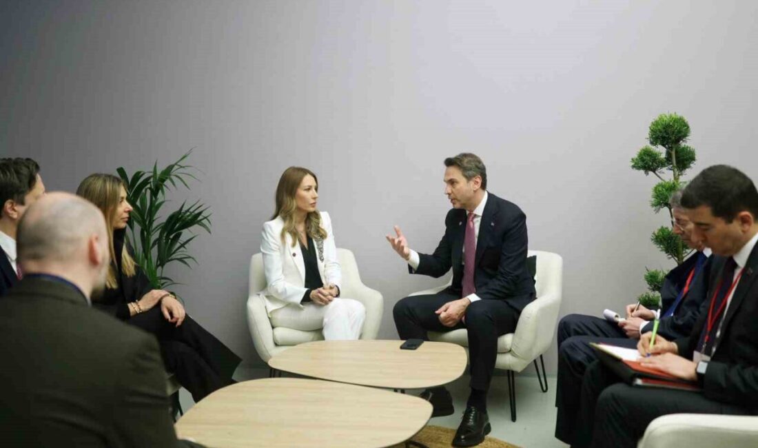 Enerji ve Tabii Kaynaklar Bakanı Alparslan Bayraktar, Fransa’nın başkenti Paris’teki