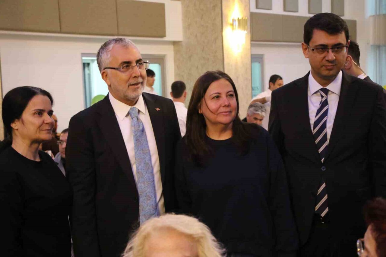 Çalışma ve Sosyal Güvenlik Bakanı Vedat Işıkhan, Uşak’taki çeşitli ziyaretlerinin