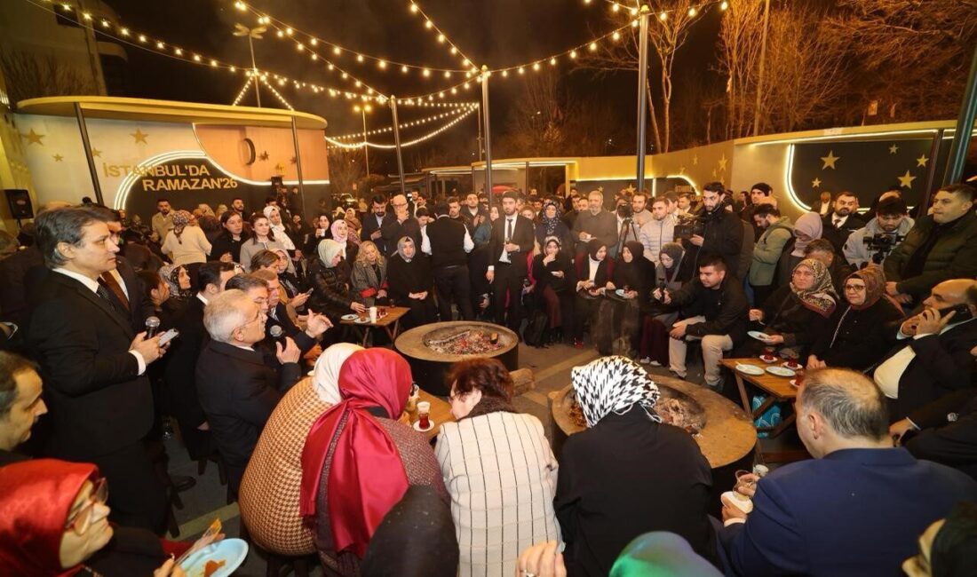 AK Parti İstanbul İl Başkanlığı önünde Ramazan ayı dolayısıyla düzenlenen