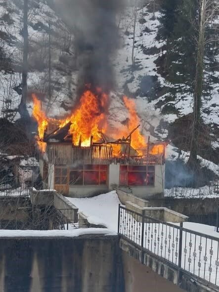 Giresun’un Dereli ilçesinde bir balık tesisinde çıkan yangında tesis içindeki