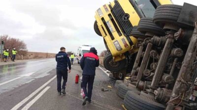 Afyonkarahisar’da yağışlı hava nedeniyle kontrolden çıkarak devrilen balık yemi yüklü