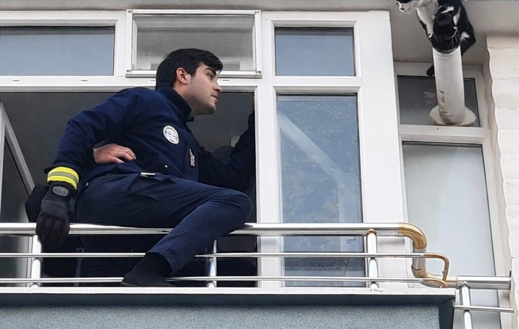 Tekirdağ’ın Muratlı ilçesinde bir apartmanın en üst katında mahsur kalan