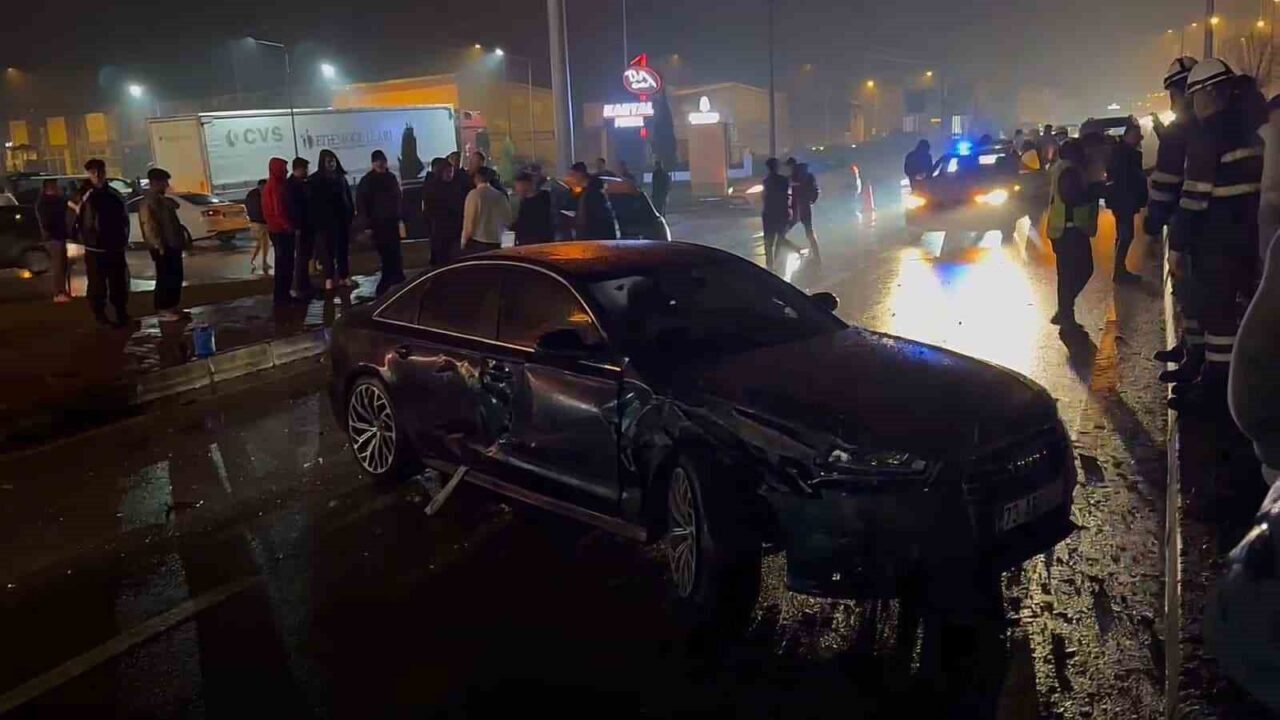 Bartın-Zonguldak karayolunda 4 aracın karıştığı zincirleme kazada ortalık savaş alanına