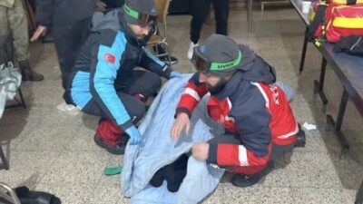 Van’ın Başkale ilçesinde olumsuz hava şartları nedeniyle mahsur kalan ve