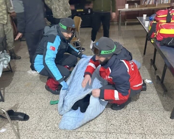 Van’ın Başkale ilçesinde olumsuz hava şartları nedeniyle mahsur kalan ve