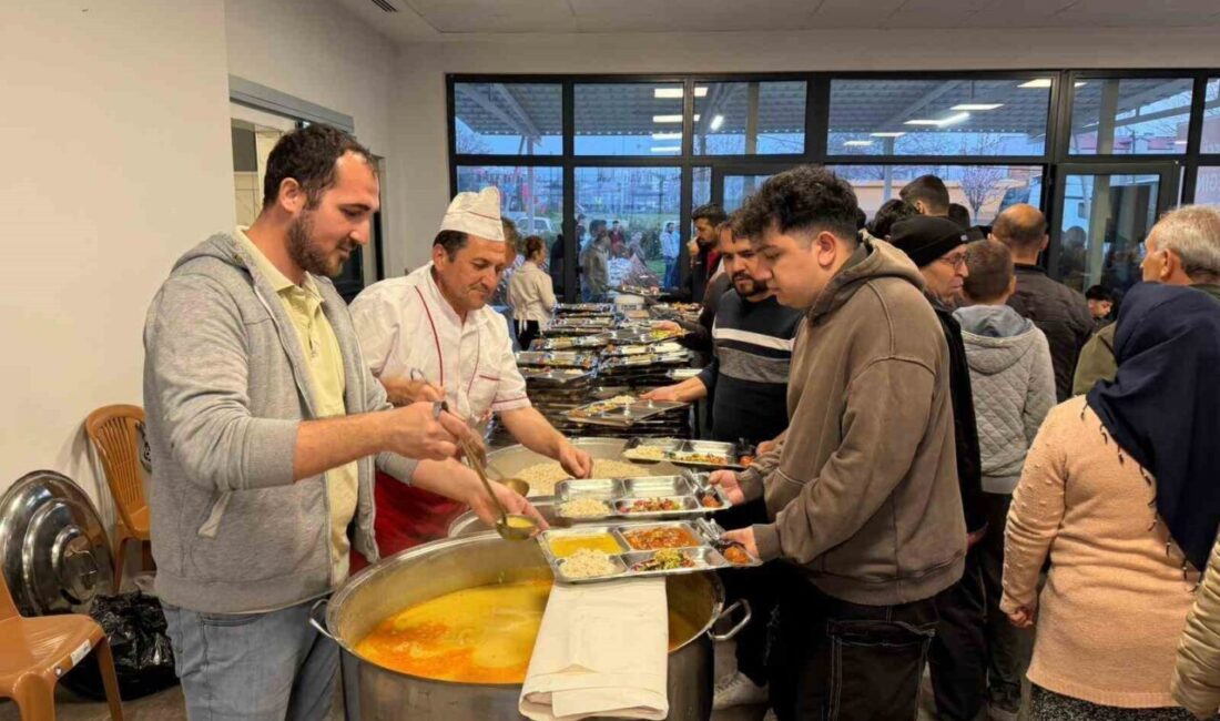 Denizli’de düzenlenen Çameli Elmalı Mahallesi Geleneksel 2’nci İftar Programı’nda hemşehrileriyle