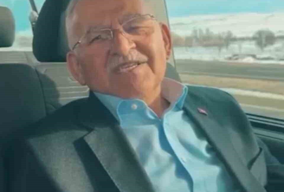 Kayseri Büyükşehir Belediye Başkanı Memduh Büyükkılıç, ilkokul öğrencilerinin Nevruz Bayramında