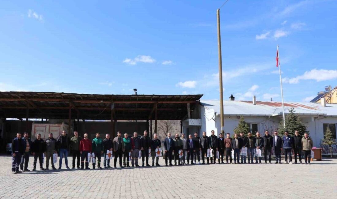 Oltu Belediye Başkanı Adem Çelebi, Ramazan Bayramı dolayısıyla belediye personeliyle