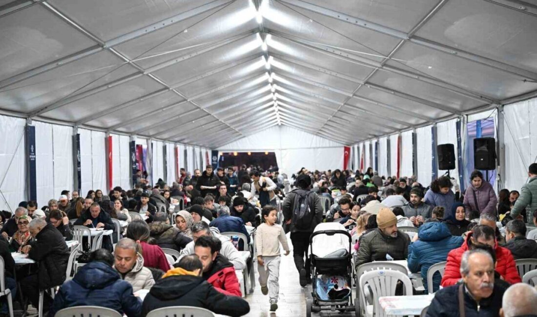 Aydın Büyükşehir Belediyesi, kent genelinde düzenlediği iftar programları ile vatandaşları