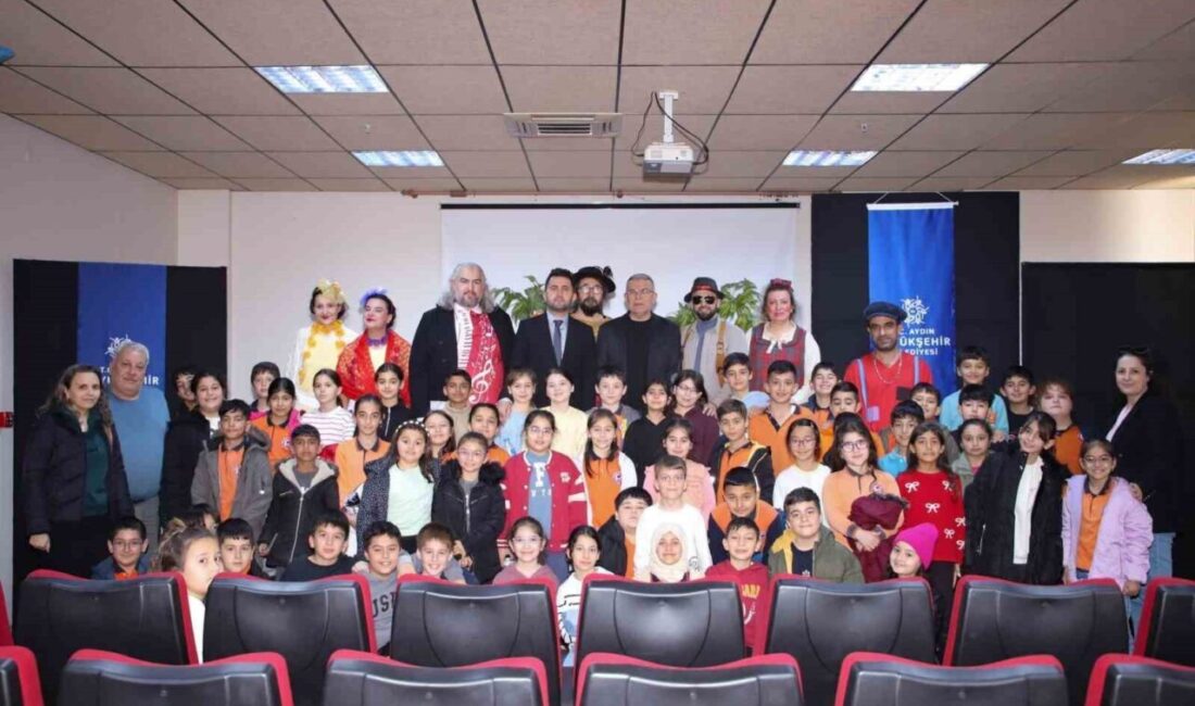 Aydın Büyükşehir Belediyesi Şehir Tiyatroları tarafından Köşk’te sahnelenen “Müzisyenler Çetesi”