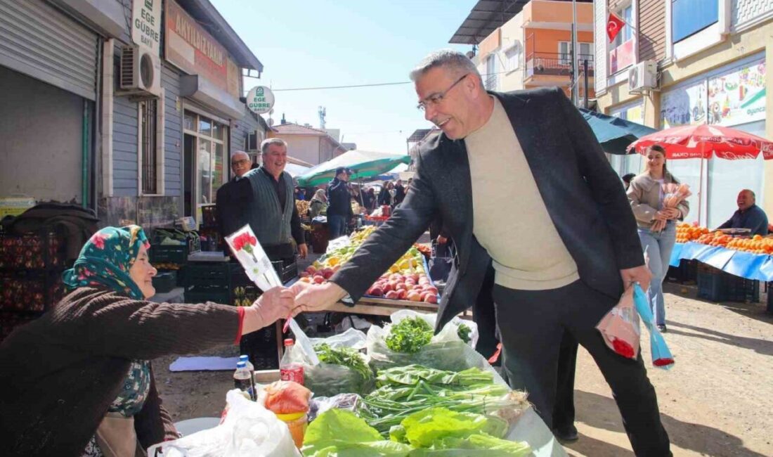 Köşk Belediye Başkanı Nuri Güler, ilçe pazarında kadınlara çiçek vererek