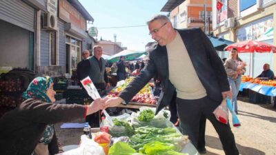 Köşk Belediye Başkanı Nuri Güler, ilçe pazarında kadınlara çiçek vererek