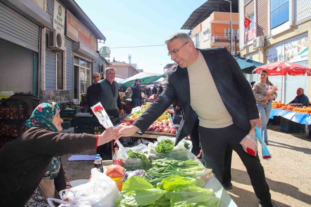 Köşk Belediye Başkanı Nuri Güler, ilçe pazarında kadınlara çiçek vererek