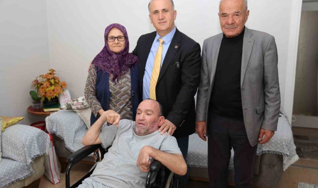 İncirliova Belediye Başkanı Aytekin Kaya, engelli vatandaş İskender Karataş’ın talebini