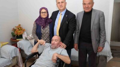 İncirliova Belediye Başkanı Aytekin Kaya, engelli vatandaş İskender Karataş’ın talebini