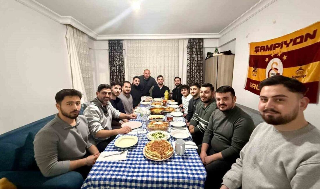 AK Parti Karabük İl Başkanı Ferhat Salt, sahur programında üniversite