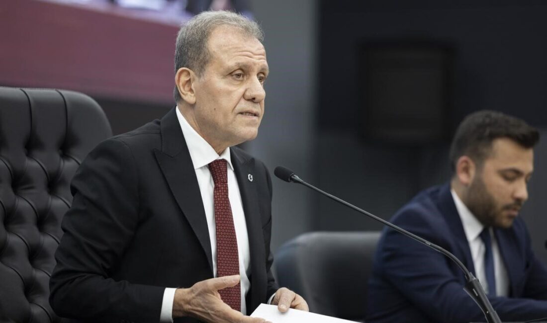 Mersin Büyükşehir Belediye Başkanı Vahap Seçer, özel kalem müdürünün gözaltına