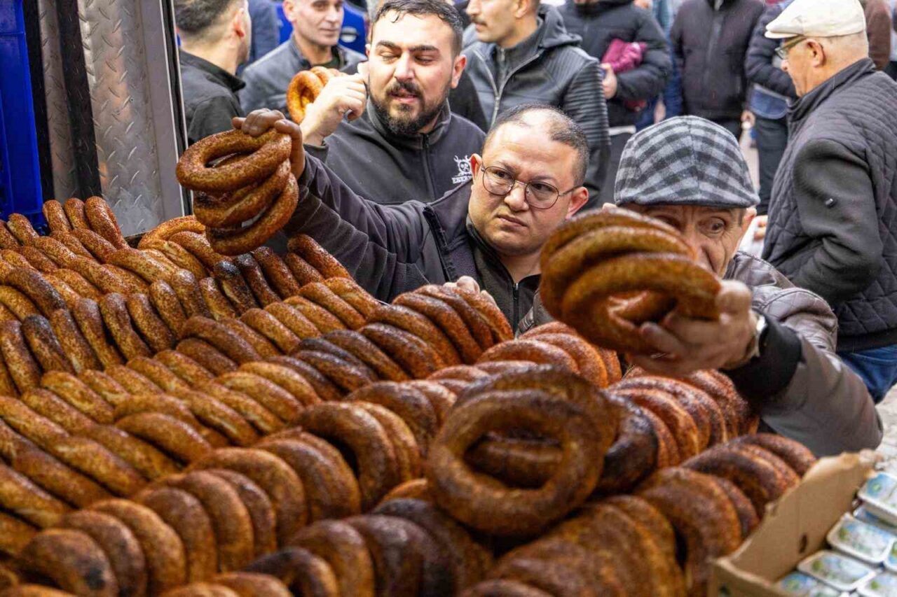 İzmir Büyükşehir Belediye Başkanı Cemil Tugay, Ramazan Bayramı’nı Buca’da karşıladı.