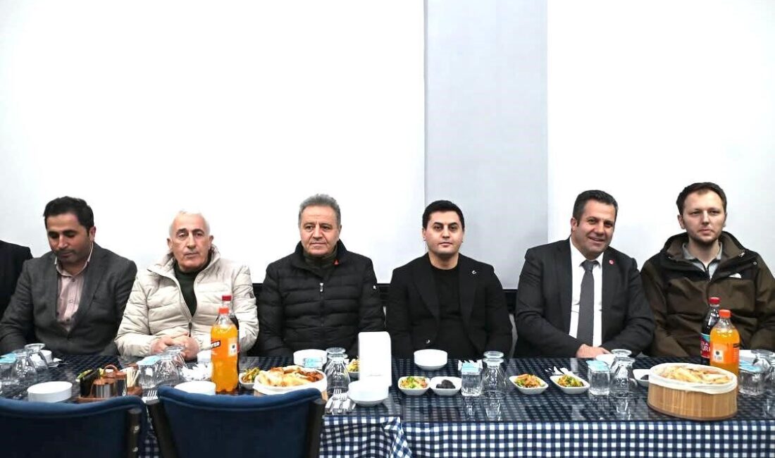 Tortum Belediye Başkanı Muammer Yiğider, mahalle muhtarlarıyla düzenlenen iftar programında