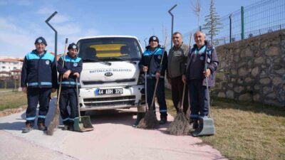 Battalgazi Belediyesi Selçuklu Mahallesi’nde bulunan Derme Deresi çevresinde temizlik ve