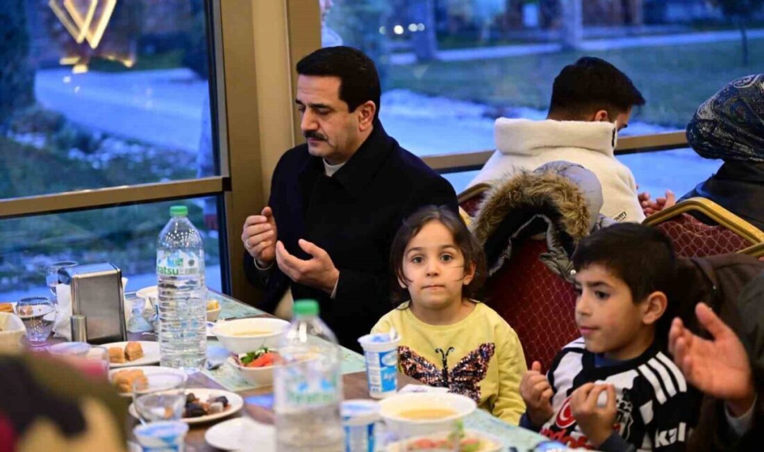Battalgazi Belediyesi’nin ev sahipliğinde düzenlenen iftar programında yetim çocuklar iftar