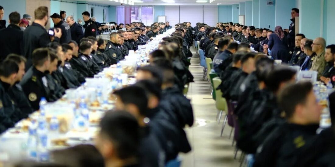 Bayburt Polis Meslek Eğitim Merkezinde (POMEM) düzenlenen iftar programına katılan