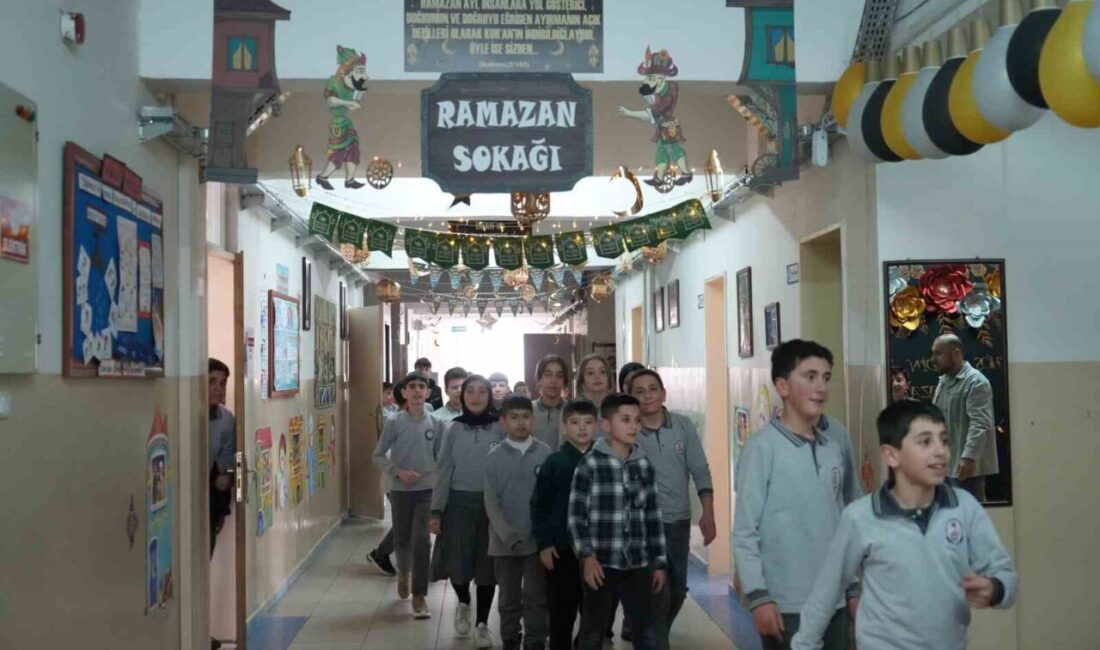 Bayburt Şehit Sebahattin Bozo Ortaokulu ile İmam Hatip Ortaokulu öğrencileri,