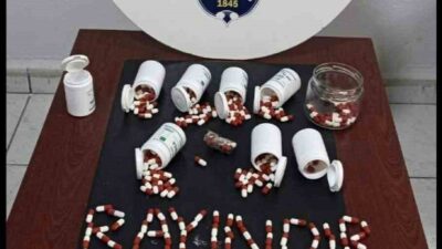 İzmir’in Bayındır ilçesinde polis ekiplerinin düzenlediği operasyonda çok sayıda uyuşturucu