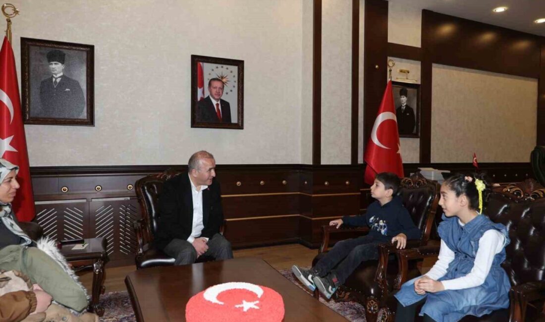 Elazığ’ın Kovancılar ilçesinde yere sarkan Türk bayrağının kirlenmemesi için dakikalarca