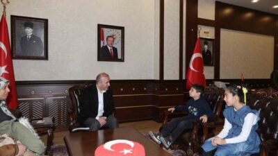 Elazığ’ın Kovancılar ilçesinde yere sarkan Türk bayrağının kirlenmemesi için dakikalarca