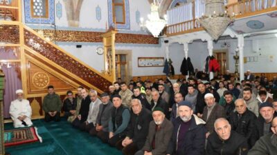 Erzurum’un Oltu ilçesinde Ramazan Bayramı namazı vatandaşların yoğun katılımıyla eda