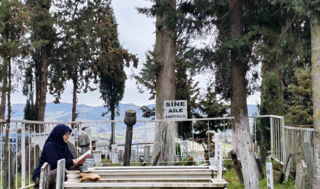 Manisa’nın Gördes ilçesinde Ramazan Bayramı öncesi arefe günü mezarlıklar dolup
