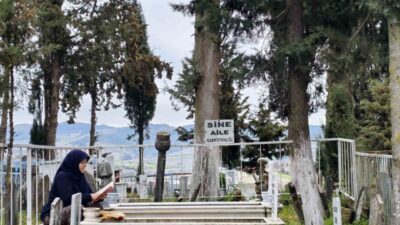 Manisa’nın Gördes ilçesinde Ramazan Bayramı öncesi arefe günü mezarlıklar dolup