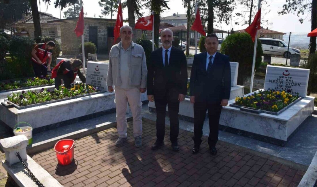 Bartın’da şehit mezarlıklarında bayram öncesi bakım ve temizlik çalışmaları gerçekleştirildi.