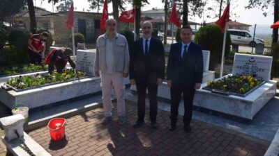 Bartın’da şehit mezarlıklarında bayram öncesi bakım ve temizlik çalışmaları gerçekleştirildi.