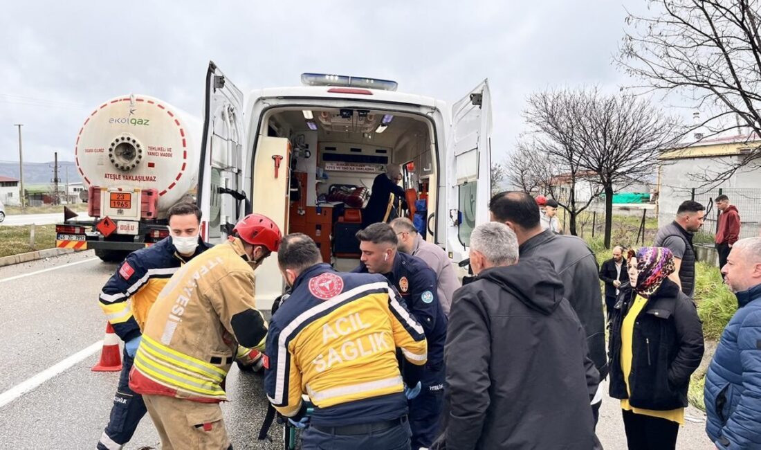 Manisa’nın Kula ilçesinde yağışlı havanın etkisiyle kayganlaşan yolda takla atan